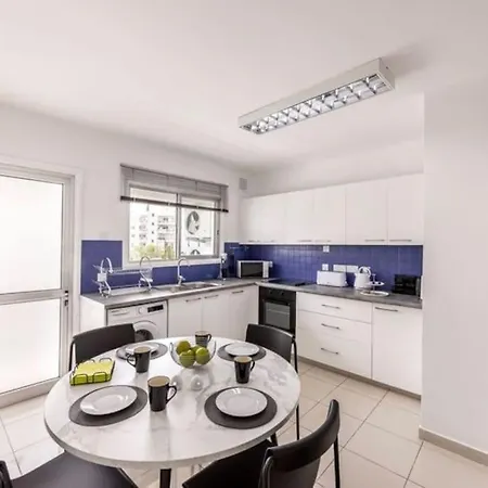 Luxurious Bright & Stylish 2br With Office In דירה *