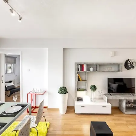 Luxurious Bright & Stylish 2br With Office In * 尼科西亚