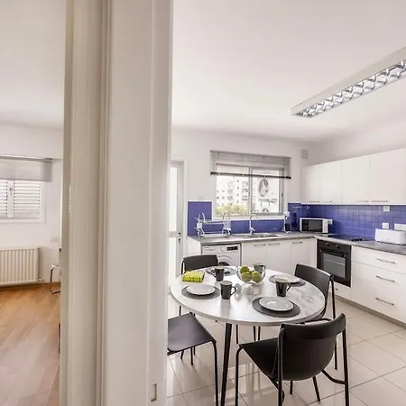 Luxurious Bright & Stylish 2br With Office In דירה ניקוסיה