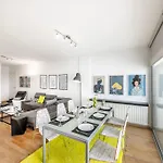Luxurious Bright & Stylish 2br With Office In