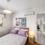 Апартаменти Luxurious Bright & Stylish 2br With Office In