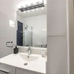 Апартаменти Luxurious Bright & Stylish 2br With Office In *