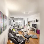 Апартаменти Luxurious Bright & Stylish 2br With Office In