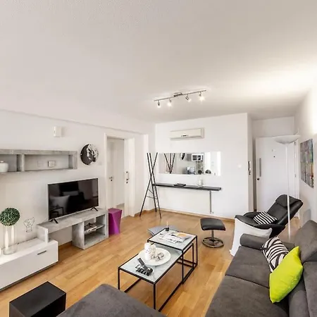 Luxurious Bright & Stylish 2br With Office In Nikozja