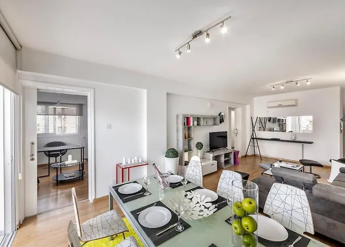 Апартаменти Luxurious Bright & Stylish 2br With Office In