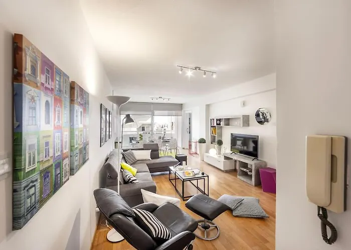 Апартаменти Luxurious Bright & Stylish 2br With Office In