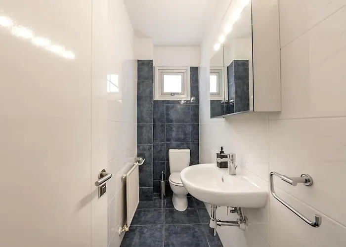 Luxurious Bright & Stylish 2br With Office In *