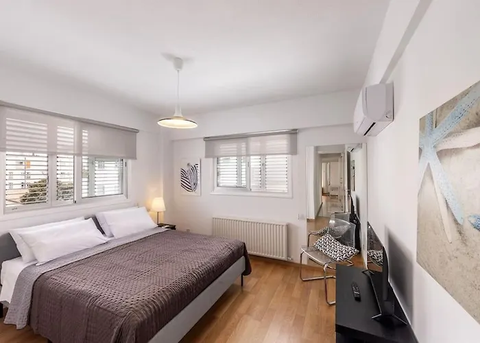 Luxurious Bright & Stylish 2br With Office In *