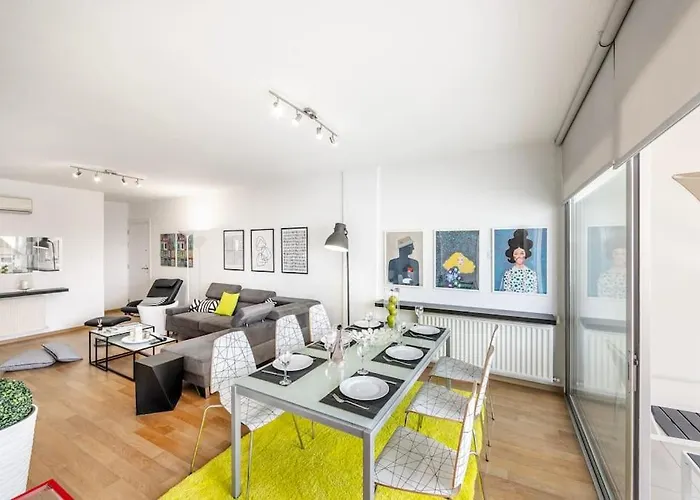 Luxurious Bright & Stylish 2br With Office In